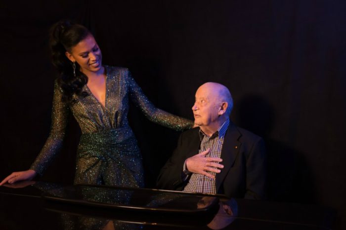 Ο Μίμης Πλέσσας συναντά την εξωτική Rosanna Mailan και το αποτέλεσμα… στην οθόνη σας!