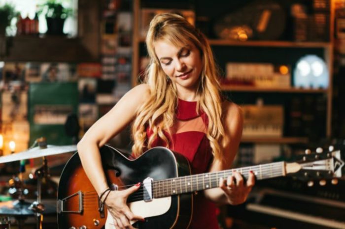 Εμμανουέλα Χιωτάκη | Το νέο της τραγούδι «Θα είμαστε εκεί» και το μήνυμα αισιοδοξίας που στέλνει!