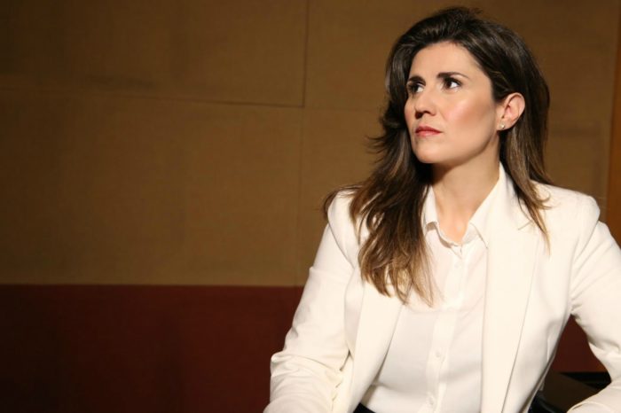 Σοφία Μάνου | Ερμηνεύει «Κάνε κουράγιο Ελλάδα μου»!