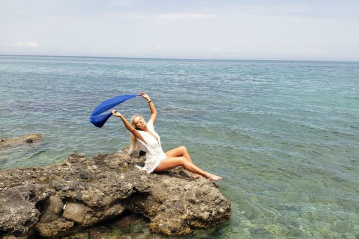 Έλενα Μπάση | Με νησιώτικο «άρωμα» το νέο της ξεσηκωτικό τραγούδι!