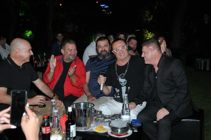 Δημήτρης Γιώτης - Κυριάκος Κυανός | Πόλος έλξης επωνύμων το μαγαζί όπου εμφανίζονται! (video)