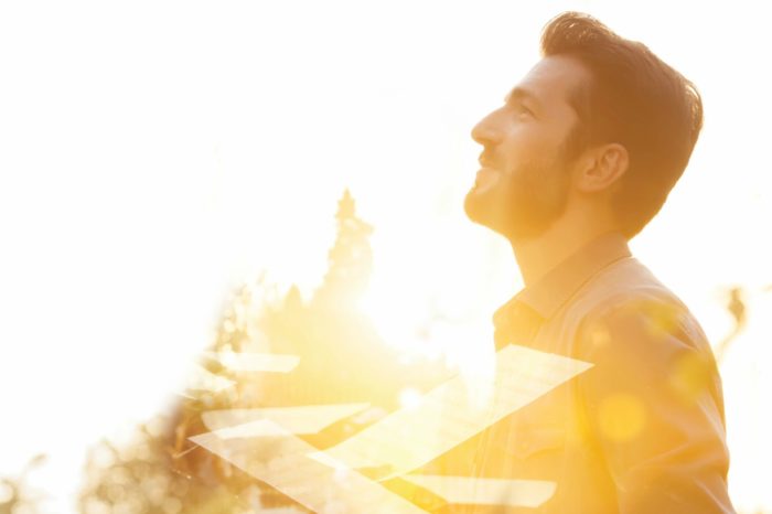 Θοδωρής Βουτσικάκης | Μας δίνει την «Αφορμή» να ταξιδέψουμε μέσα από το νέο του single!