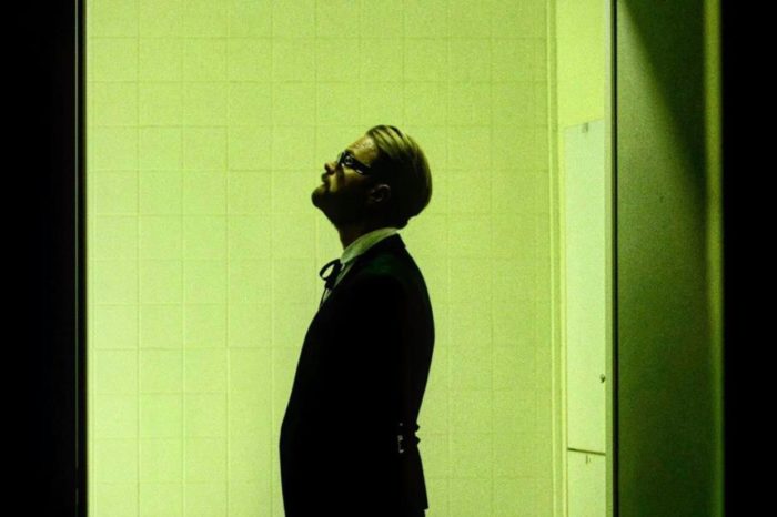 Ηλίας Βρεττός | Το νέο του video clip για «Τον Άνθρωπο Τον Λάθος»!