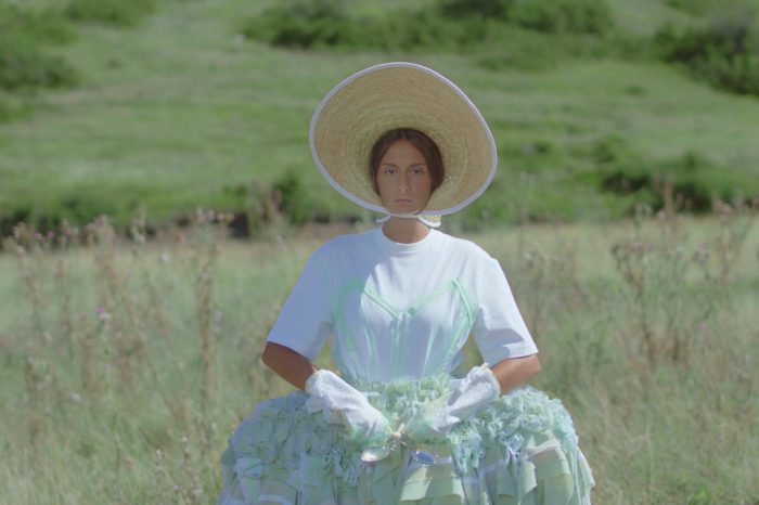 Σίλια Κατραλή | Μας ξανασυστήνει το «Χαμογέλα» του Μανώλη Φάμελλου!