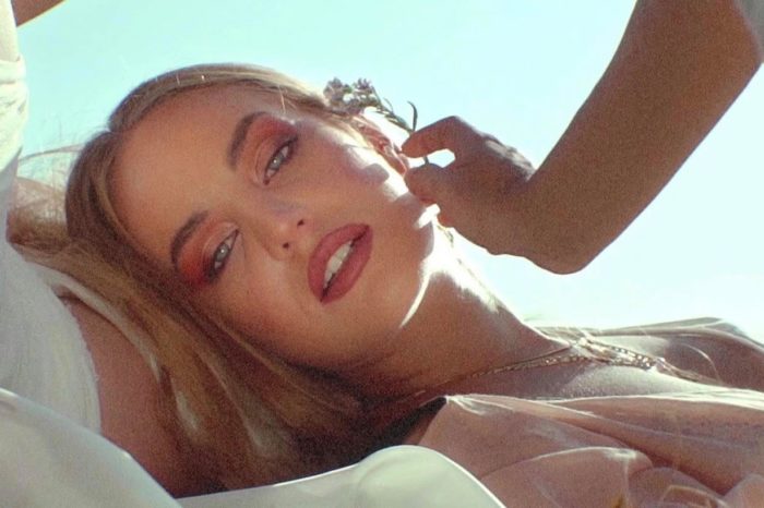 Ανδρομάχη | Μας λέει το πιο πρωτότυπο «Σ’ Αγαπώ» μέσα από το νέο της τραγούδι!