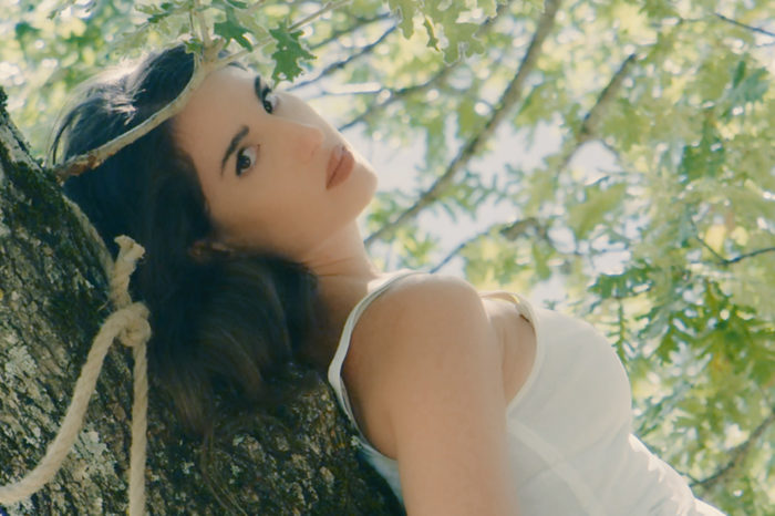 Παυλίνα Βουλγαράκη | Το νέο της τραγούδι με τίτλο «Ξάπλωσέ Με Στη Γη» και το ονειρικό video clip!