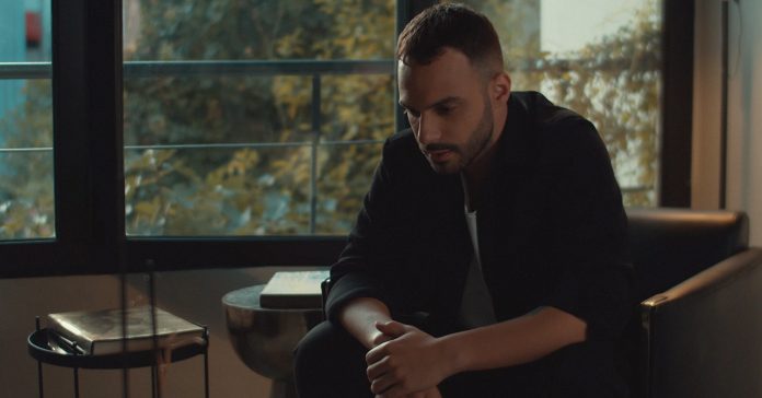 «Αχ Και Να Σ’ Έβλεπα» | Ο Δημήτρης Καραδήμος παρουσιάζει το νέο του τραγούδι!