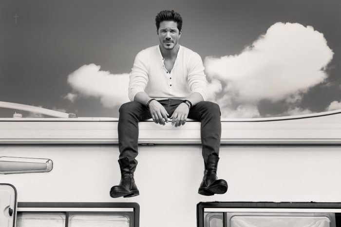 Νίκος Οικονομόπουλος | Το video clip της νέας του επιτυχίας «Εμένα Να Ακούς» μόλις κυκλοφόρησε!