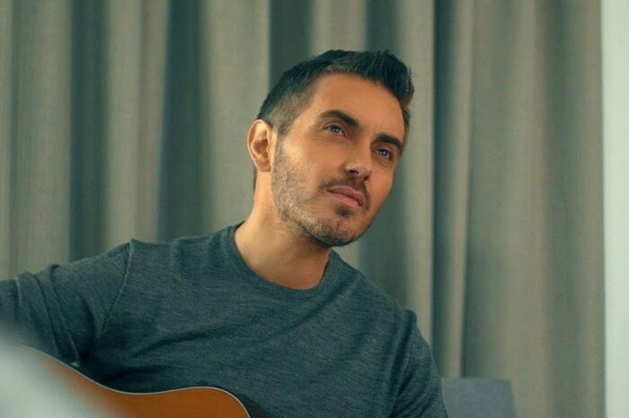 Μιχάλης Χατζηγιάννης | Η νέα του επιτυχία «Μην Αργείς» οπτικοποιείται!