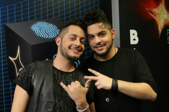 Άλεξ & Θάνος Παϊτέρης | Η νέα τους δισκογραφική δουλειά με τίτλο «Δύο τετράγωνα μετά»!