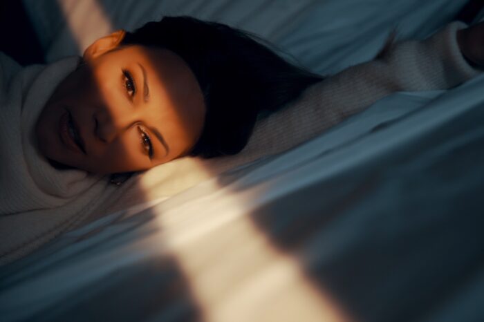 Έλλη Κοκκίνου | Κυκλοφόρησε το νέο της τραγούδι με τίτλο «Τι Έχω Τραβήξει»!