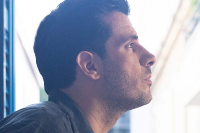 «Παρασκευή» | Ο Θοδωρής Φέρρης κυκλοφορεί νέο τραγούδι με την υπογραφή του ΝΙΝΟ Ξυπολιτά!