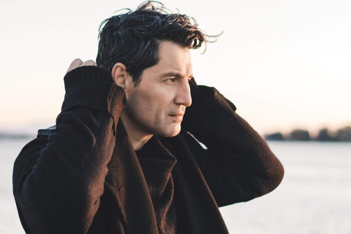 Σάκης Ρουβάς | Κυκλοφόρησε το video clip για το νέο του τραγούδι «Υπεράνθρωπος»!