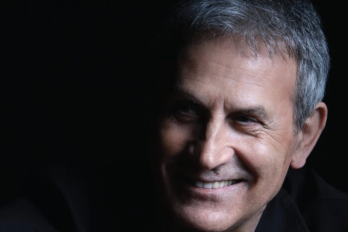 Γιώργος Νταλάρας | Τραγουδά «Στου Κόσμου Το Μπαλκόνι»!