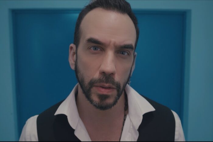 Ο Πάνος Μουζουράκης δηλώνει «Μπερδεμένος» στο νέο του video clip… ή μήπως όχι;