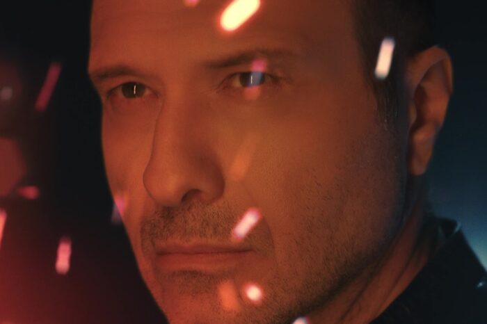 Γιάννης Πλούταρχος - «Μόνος Μου» | Η νέα επιτυχία του και το εντυπωσιακό music video!