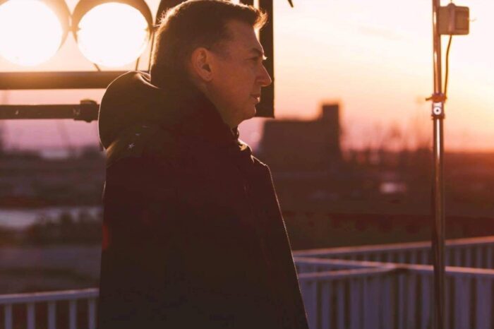 «Καινούργια Πρεμιέρα» | Το νέο τραγούδι του Νίκου Μακρόπουλου!