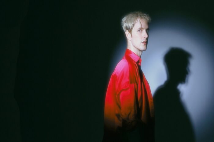 «Mad Into You» | Ο διεθνής Leon of Athens σε μια πολύχρωμη ενεργειακή έκρηξη σύγχρονης pop!