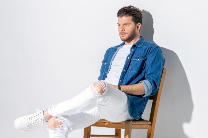 Ο Λούκας Γιώρκας τραγουδάει.... «Για την Ελλάδα»!