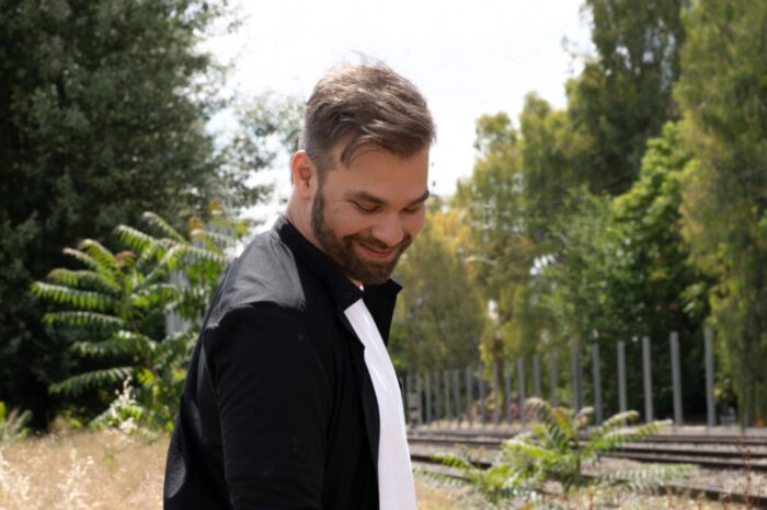 Ο Γιώργος Σαμπάνης ξεκινάει τις καλοκαιρινές του εμφανίσεις με δύο μεγάλες συναυλίες στην Αθήνα και στη Θεσσαλονίκη!