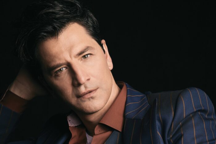 Σάκης Ρουβάς | Στο Νο1 των ελληνικών ραδιοφώνων με το «Πάρε Με Αγκαλιά»!