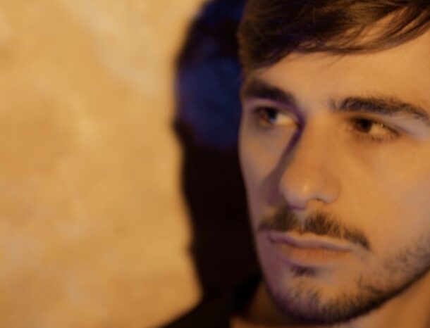 Γιάννης Κοροβός | Μας συστήνεται με το πρώτο του single «Θα Μείνω Εδώ»!