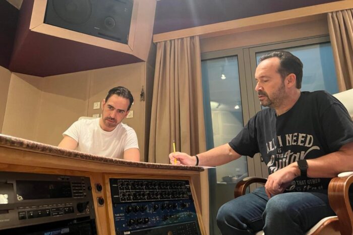 Ο Κώστας Μακεδόνας ερμηνεύει «Το Σημάδι Του Θεού»!