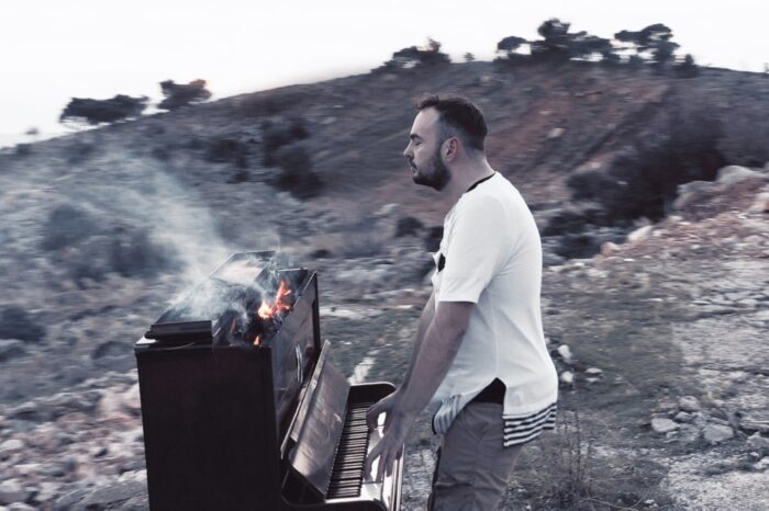 «Τώρα δεν ζω» | Νέο τραγούδι με εντυπωσιακό video clip για τον Σπύρο Μακρή!