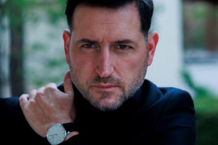 «Σκοτεινιάζει» | H ερωτική μπαλάντα του Ηλία Γκρέκου!